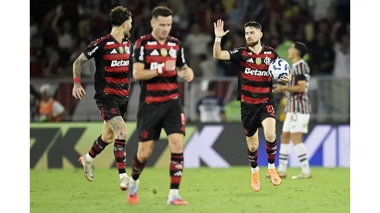 RJ - RIO DE JANEIRO - 19/11/2025 - BRASILEIRO A 2025, FLUMINENSE X FLAMENGO - Jorginho jogador do Flamengo comemora seu gol durante partida contra o Fluminense no estadio Maracana pelo campeonato Brasileiro A 2025. Foto: Alexandre Loureiro/AGIF