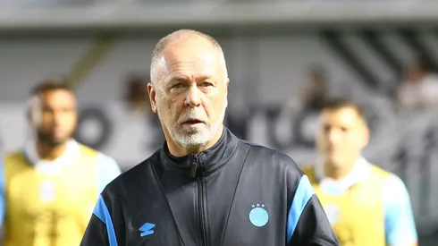 SP - SANTOS - 01/10/2025 - BRASILEIRO A 2025, SANTOS X GREMIO - Mano Menezes tecnico do Gremio durante partida contra o Santos no estadio Vila Belmiro pelo campeonato Brasileiro A 2025.