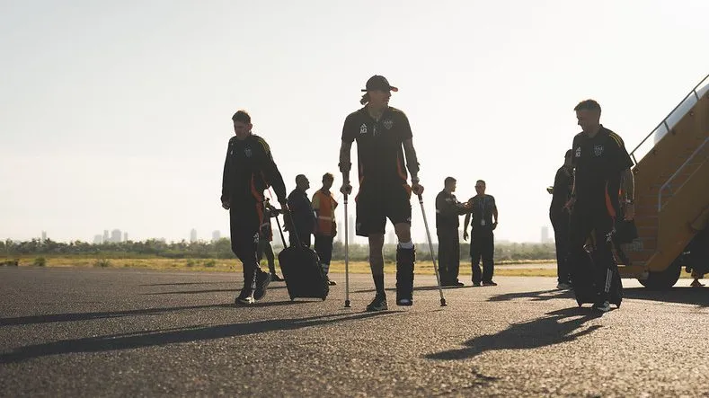 Lyanco com a delegação do Galo. Foto: Pedro Souza / Atlético