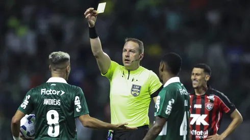 Andreas recebendo amarelo durante a partida