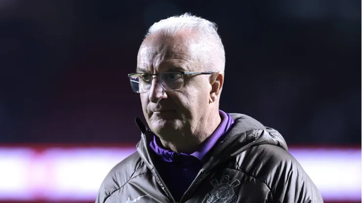 Dorival durante derrota sofrida no Morumbis