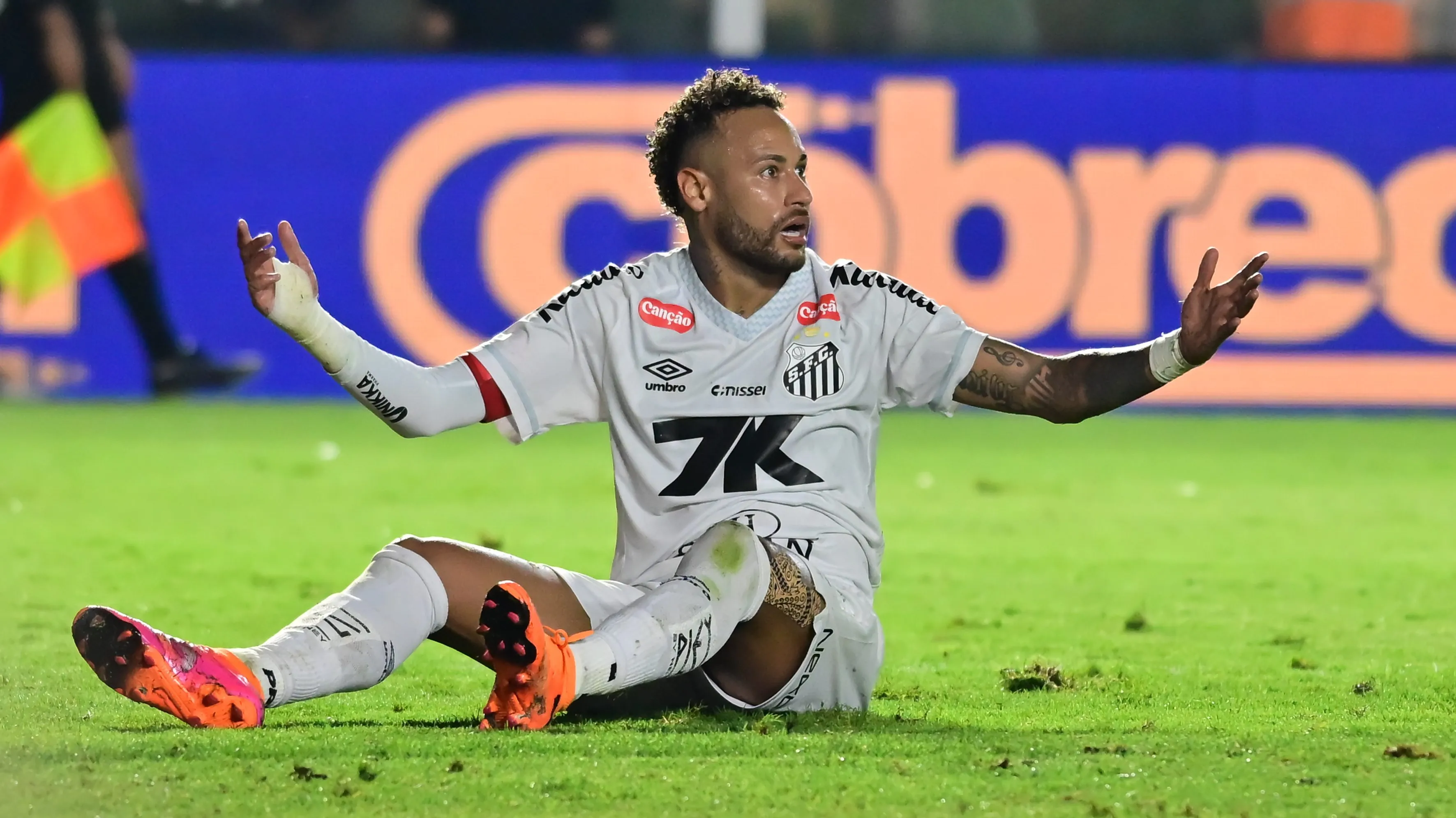 Neymar vai de herói a vilão após erro em campo – Foto: Jota Erre/AGIF