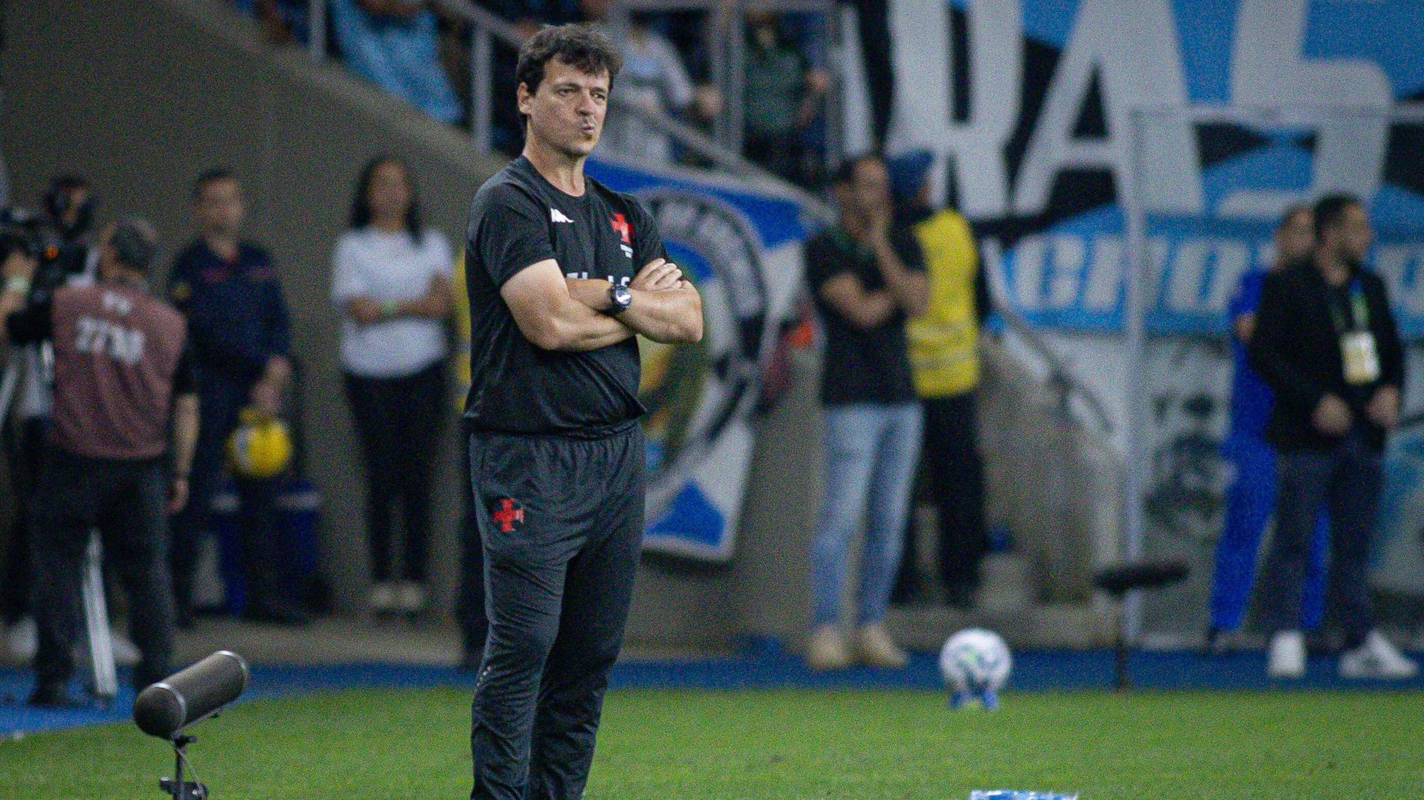 Fernando Diniz durante partida contra o Grêmio – Foto: Maxi Franzoi/AGIF