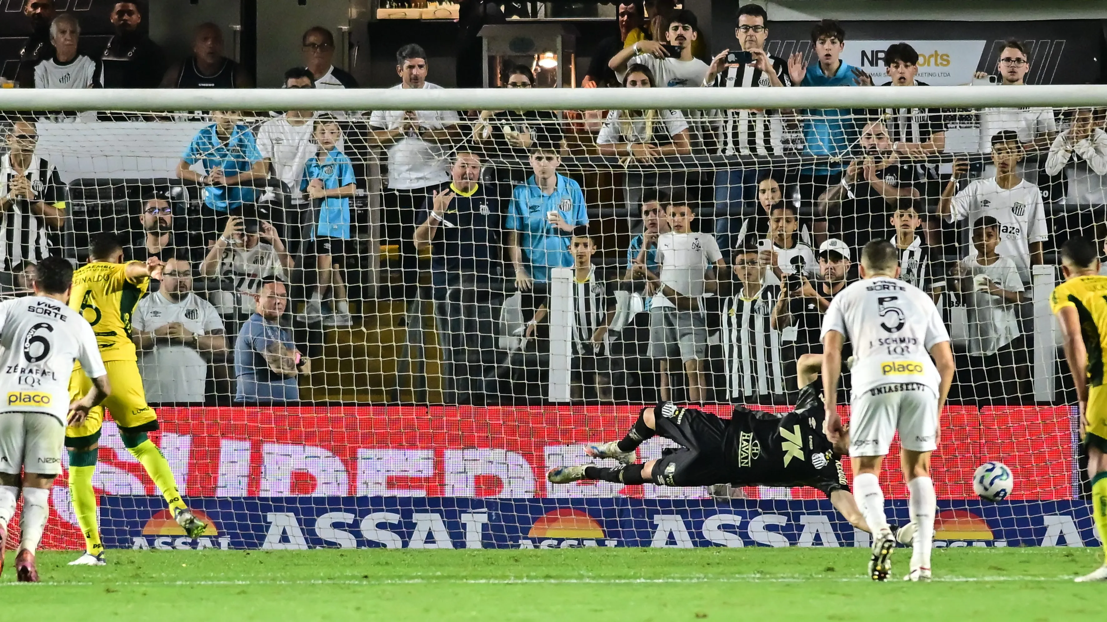 Reinaldo sofreu o pênalti e converteu a cobrança - Foto: Jota Erre/AGIF.