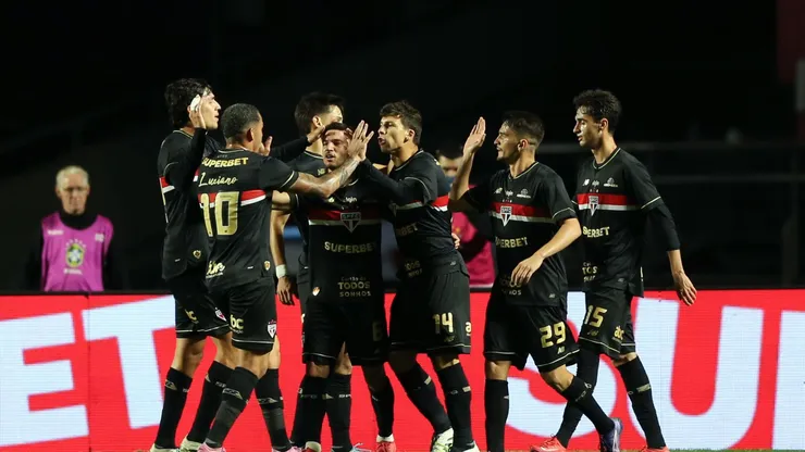 São Paulo encontra o Corinthians “dividindo” o caos, e ambos veem o rival no topo — Foto Marlon CostaAGIF