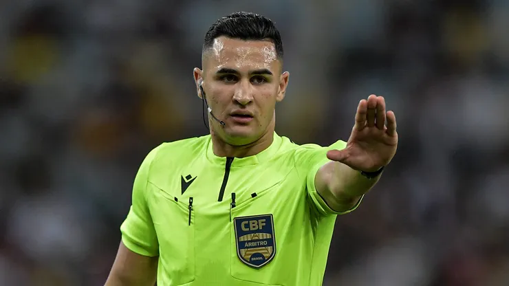 Matheus Delgado Candançan foi quem apitou Santos x Mirassol.