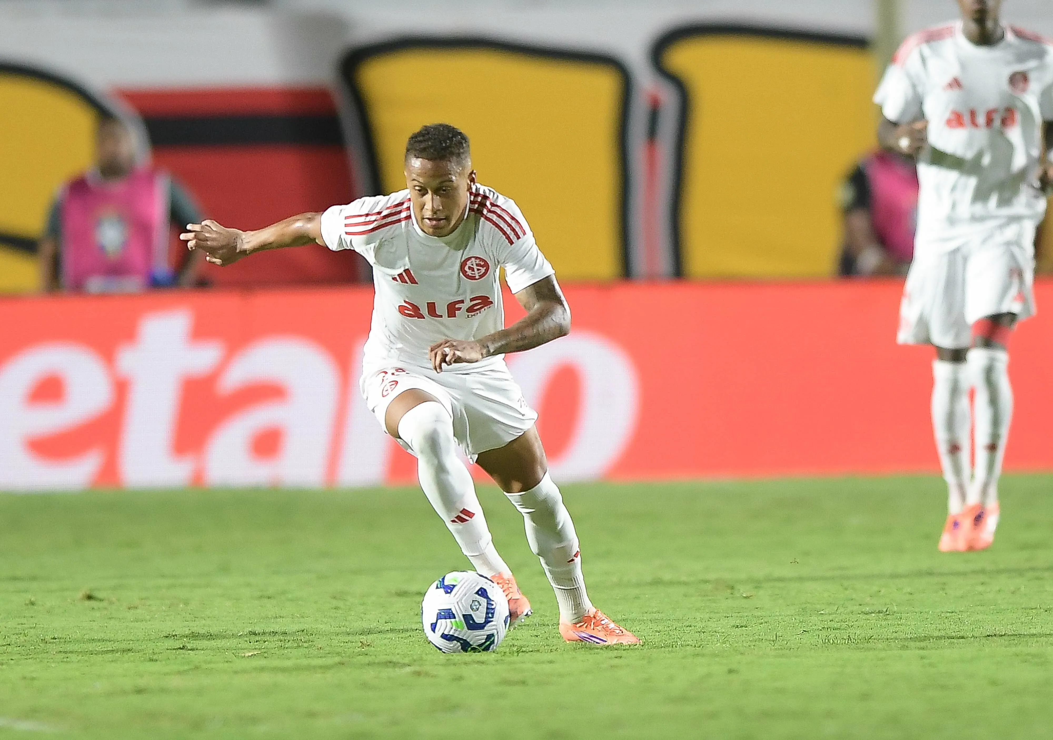 Vitinho jogador do Internacional durante partida contra o Vitoria no estadio Barradao pelo campeonato Brasileiro A 2025. Foto: Jhony Pinho/AGIF