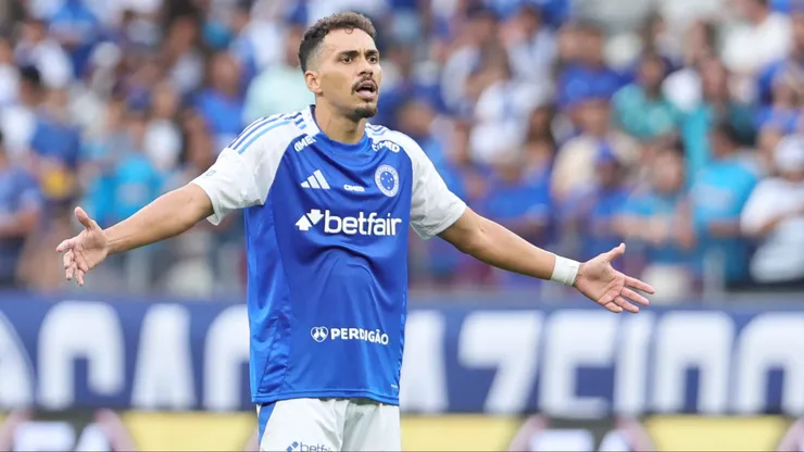 MG - BELO HORIZONTE - 09/11/2025 - BRASILEIRO A 2025, CRUZEIRO X FLUMINENSE - Eduardo jogador do Cruzeiro durante partida contra o Fluminense no estadio Mineirao pelo campeonato Brasileiro A 2025. Foto: Gilson Lobo/AGIF