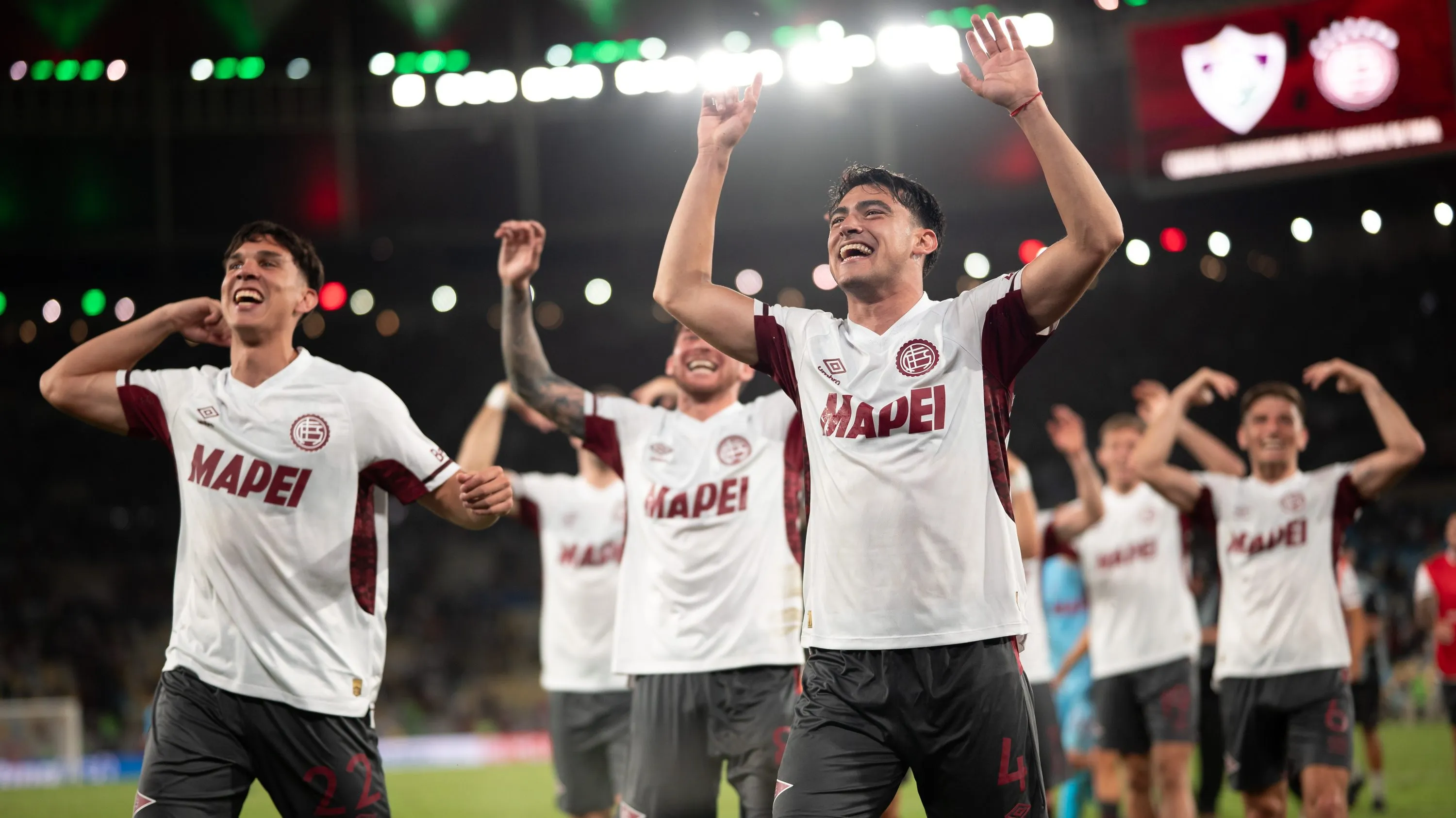 Jogadores do Lanús comemoram classificacão na Sula no Maracanã – Foto: Jorge Rodrigues/AGIF