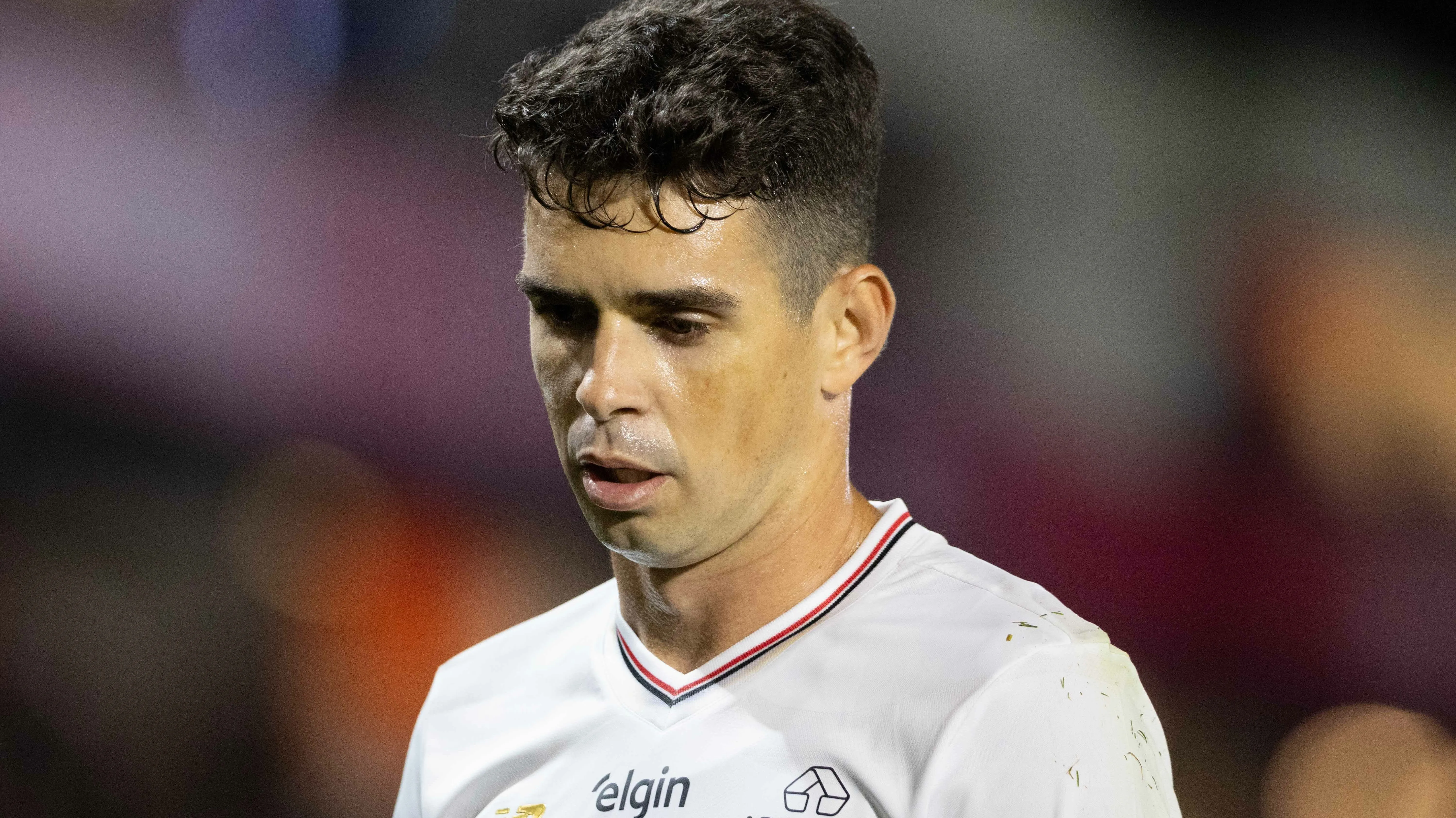 SP – BRAGANCA PAULISTA – 16/07/2025 – BRASILEIRO A 2025, BRAGANTINO X SAO PAULO – OSCAR jogador do Sao Paulo lamenta durante partida contra o Bragantino no estadio Cicero De Souza Marques pelo campeonato Brasileiro A 2025. Foto: Joisel Amaral/AGIF