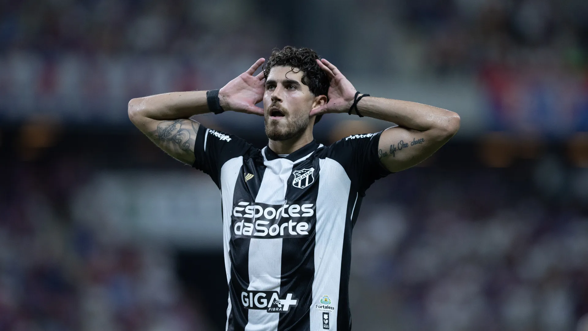 Pedro Raul jogador do Ceará comemora seu gol durante partida contra o Fortaleza no estádio Arena Castelão pelo campeonato Brasileiro A 2025. Foto: Baggio Rodrigues/AGIF