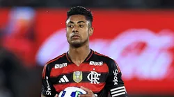 Bruno Henrique segurando a bola no jogo contra o Fluminense