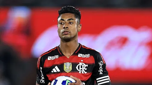 Bruno Henrique segurando a bola no jogo contra o Fluminense