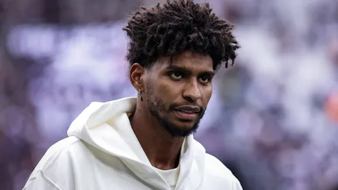 SP - SAO PAULO - 09/11/2025 - BRASILEIRO A 2025, CORINTHIANS X CEARA - Hugo Souza goleiro do Corinthians assiste aquecimento antes da partida contra o Ceara no estadio Arena Corinthians pelo campeonato Brasileiro A 2025. Foto: Fabio Giannelli/AGIF