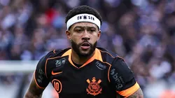 Depay em ação durante jogo na Neo Química Arena.