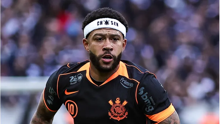 Depay em ação durante jogo na Neo Química Arena.