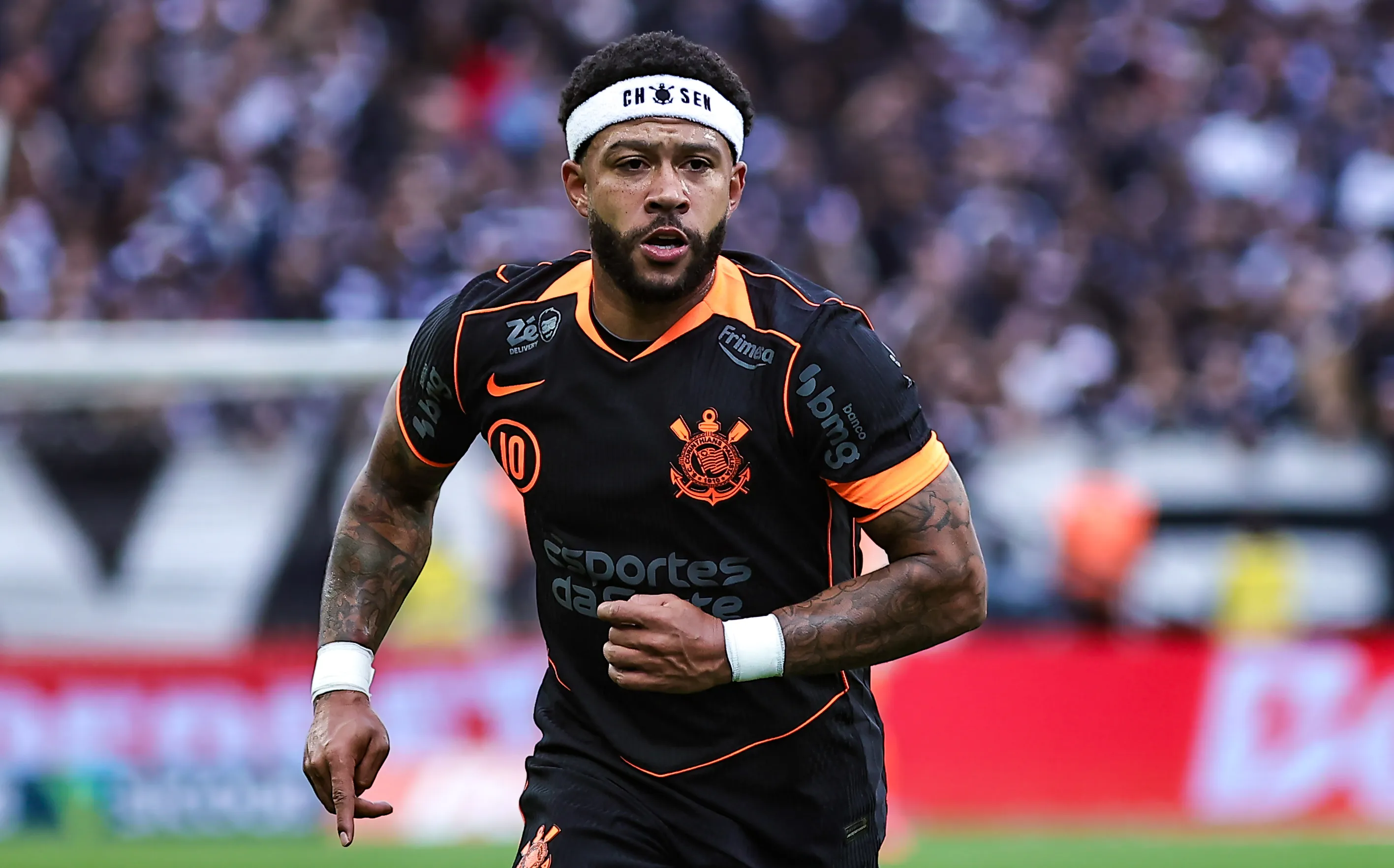 Memphis Depay foi relacionado para o Majestoso, mas começa no banco de reservas – Foto: Fabio Giannelli/AGIF