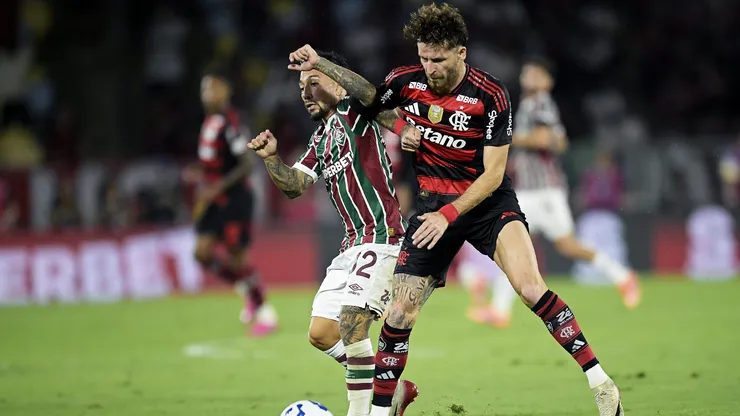 RJ - RIO DE JANEIRO - 19/11/2025 - BRASILEIRO A 2025, FLUMINENSE X FLAMENGO - Lucho Acosta jogador do Fluminense disputa lance com Leo Pereira jogador do Flamengo durante partida no estadio Maracana pelo campeonato Brasileiro A 2025. Foto: Alexandre Loureiro/AGIF