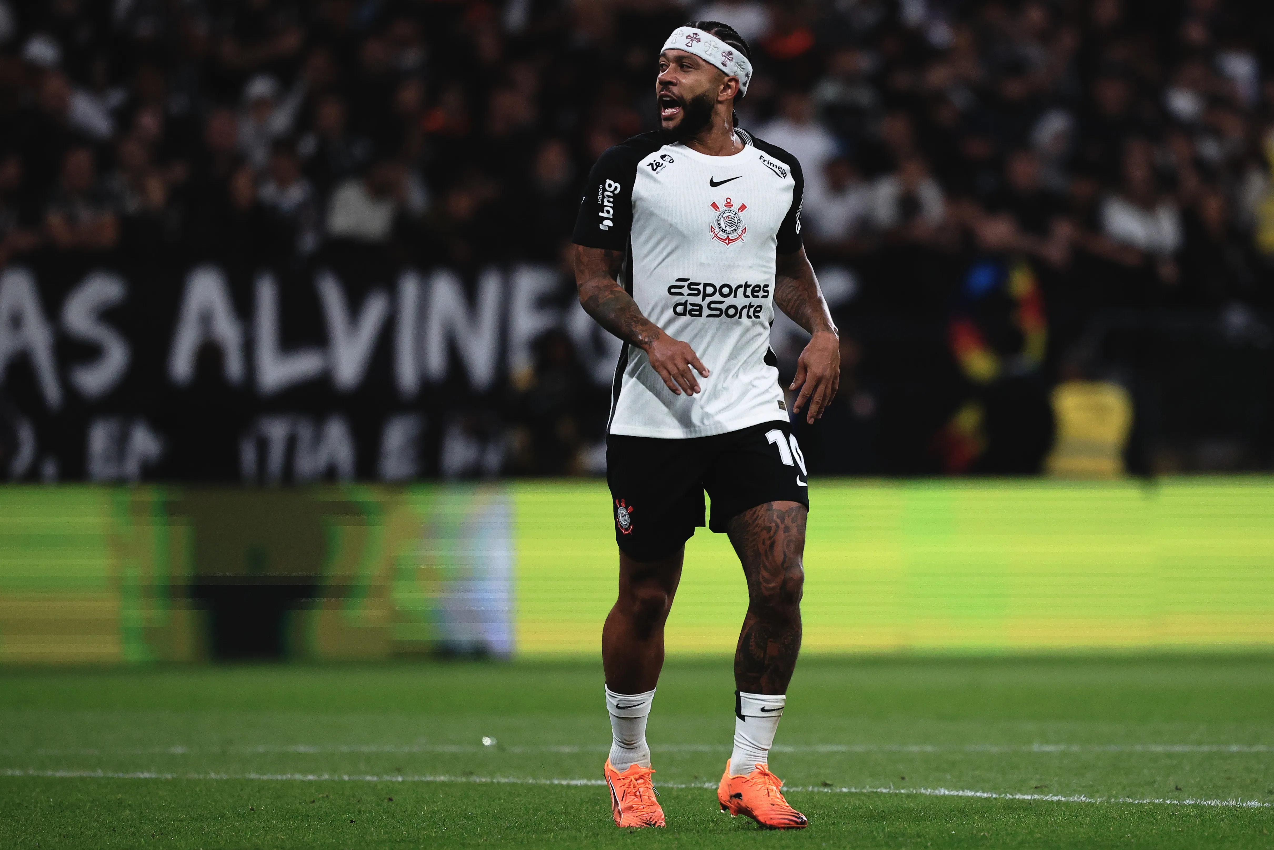 Memphis Depay entrou no 2º tempo e mudou a história do Majestoso em Itaquera – Foto: Ettore Chiereguini/AGIF