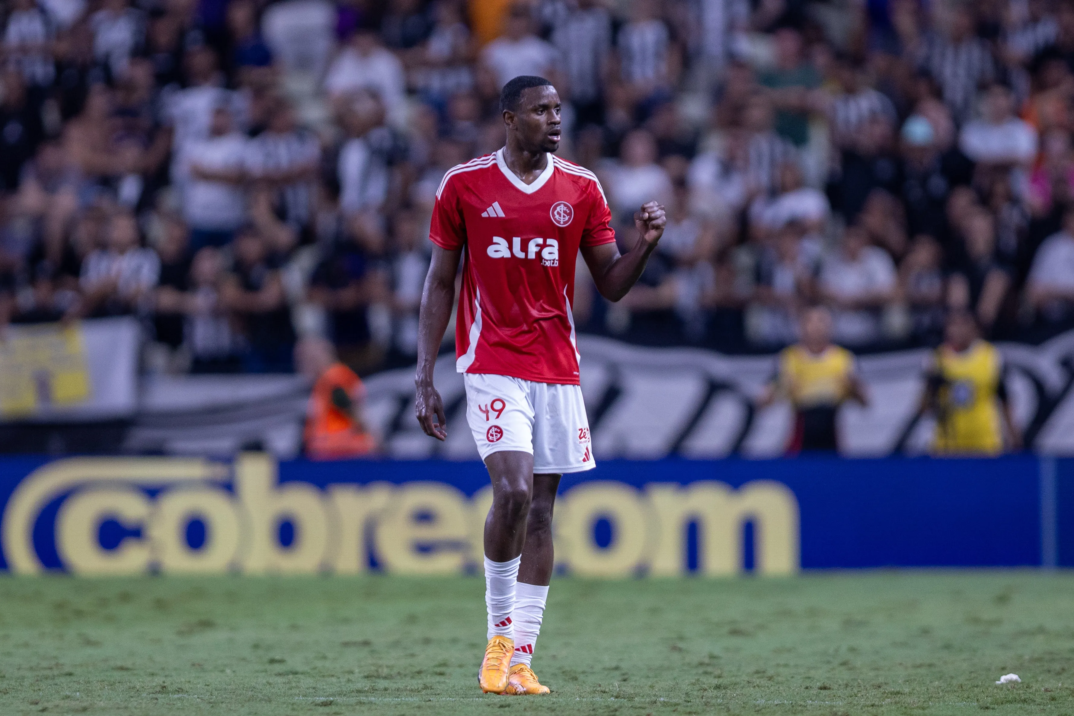Após gol contra, Ricardo Mathias se redimiu e anotou o gol da vitória por 2 a 1 na Arena Castelão que faz o SCI respirar no Brasileiro – Foto: Baggio Rodrigues/AGIF