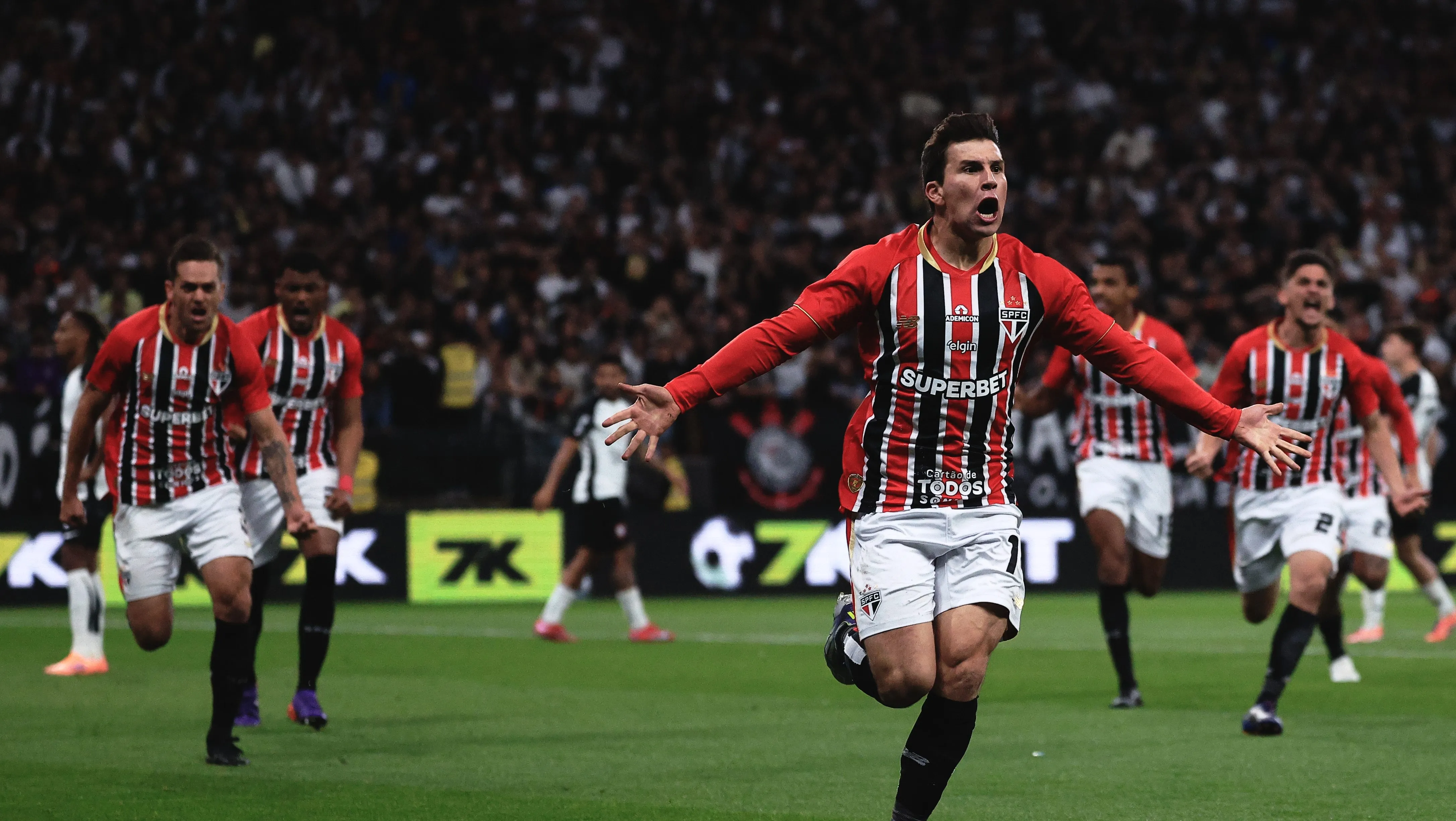 Tapia jogador comemora seu gol na Neo Química Arena. Foto: Ettore Chiereguini/AGIF