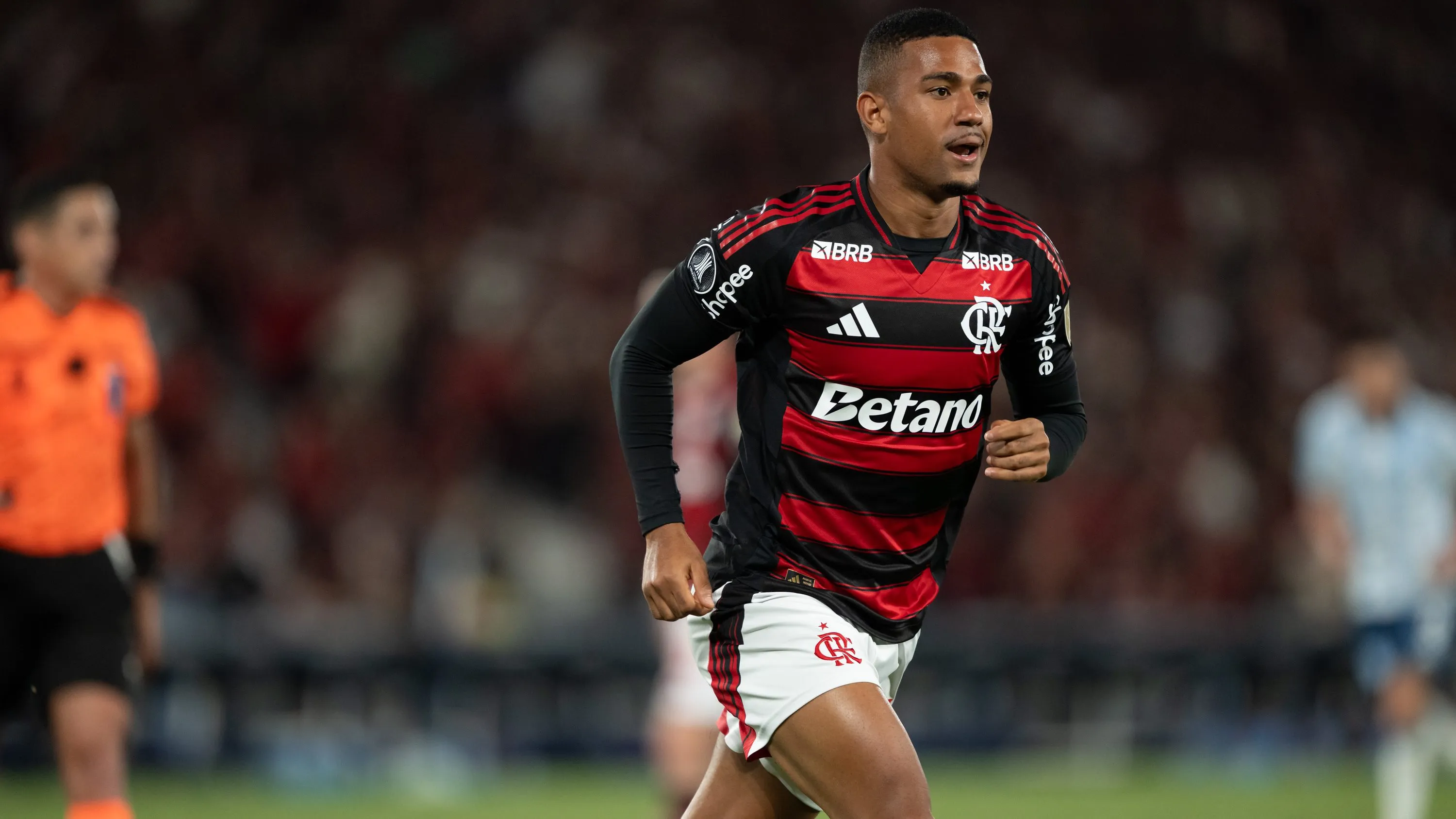 Samuel Lino perdeu espaço entre os titulares após erros no clássico – Foto: Jorge Rodrigues/AGIF