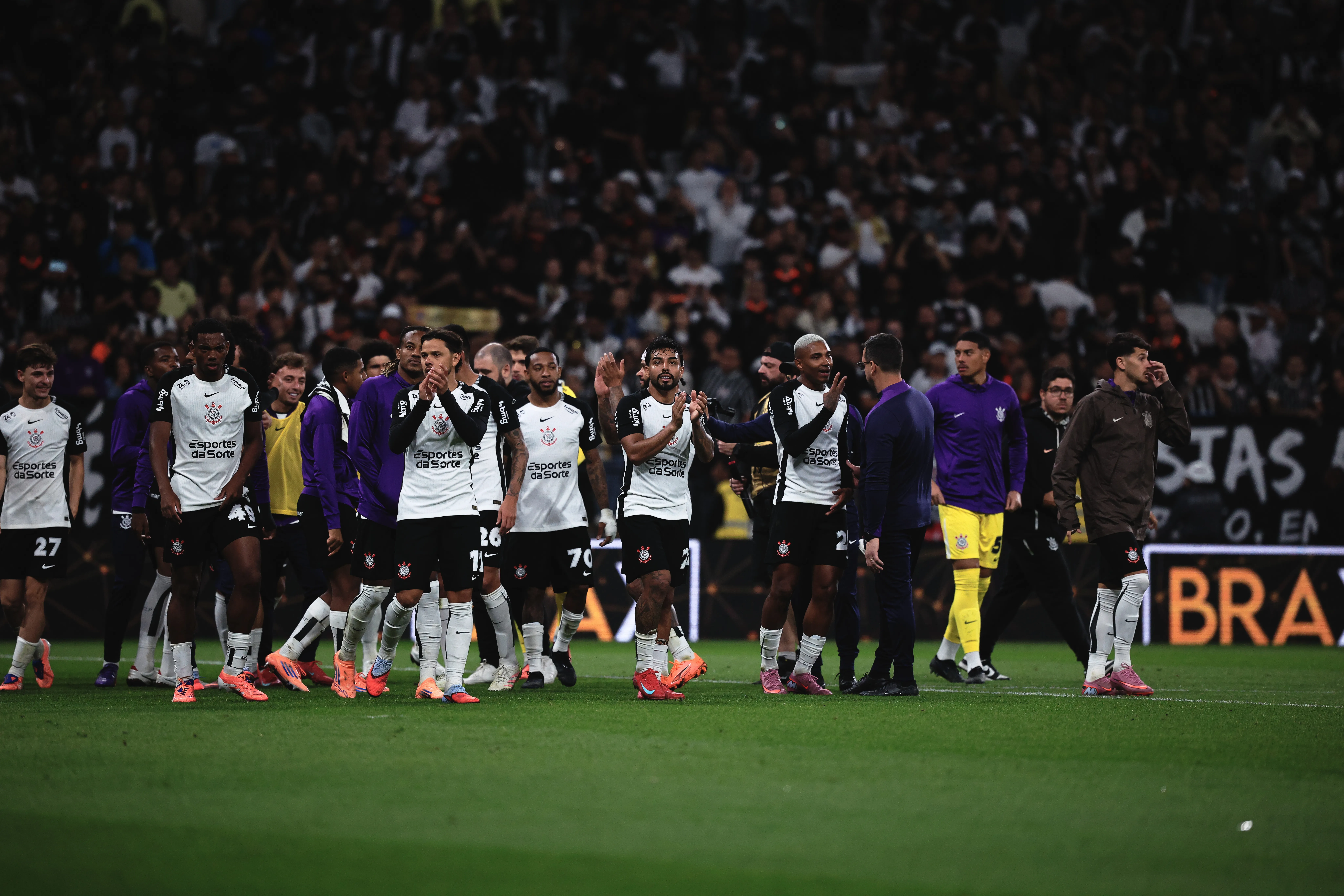 Jogadores do Corinthians comemoram vitoria ao final da partida contra o Sao Paulo no estadio Arena Corinthians pelo campeonato Brasileiro A 2025. Foto: Ettore Chiereguini/AGIF