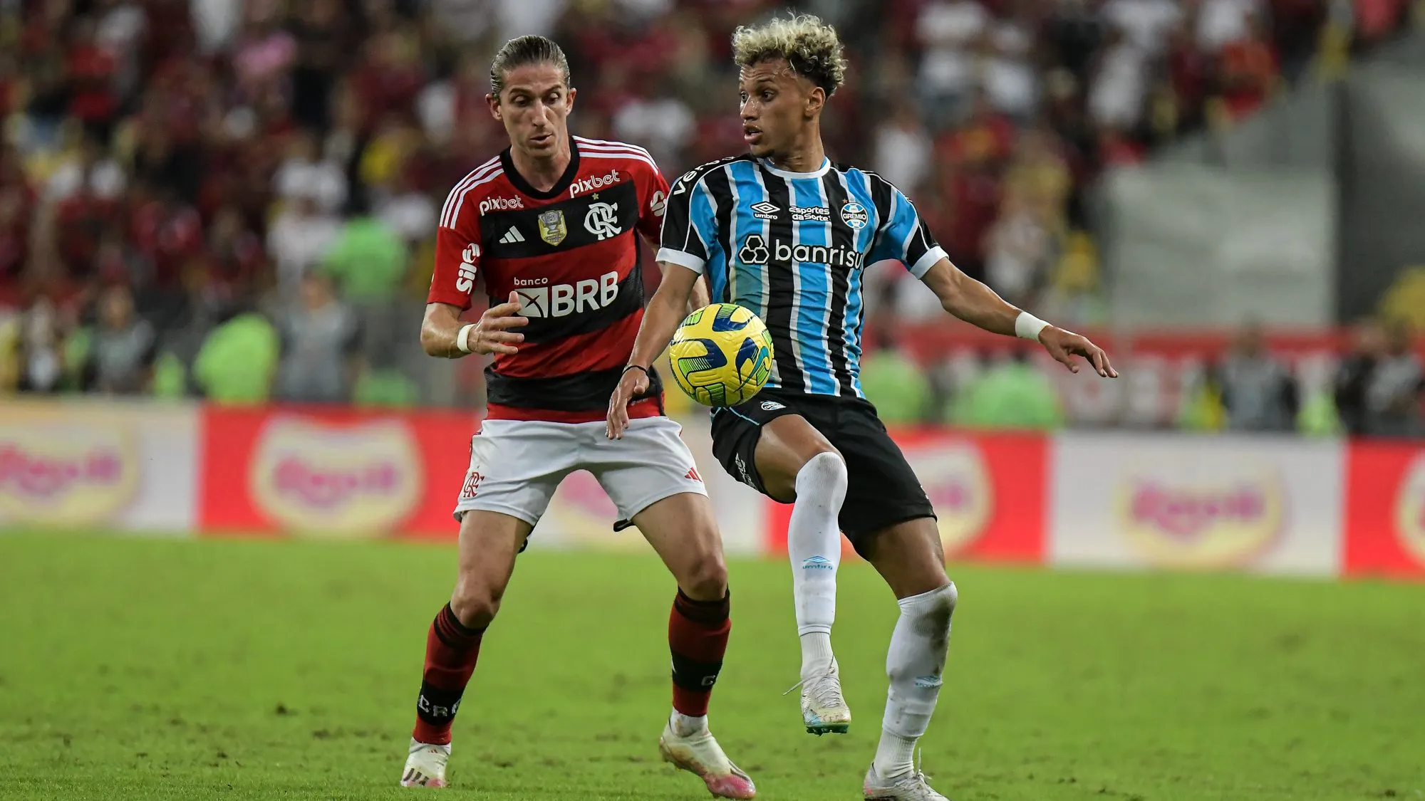 Filipe Luis jogador do Flamengo disputa lance com Bitello jogador do Gremio durante partida no estadio Maracanã pela Copa do Brasil 2023. Foto: Thiago Ribeiro/AGIF