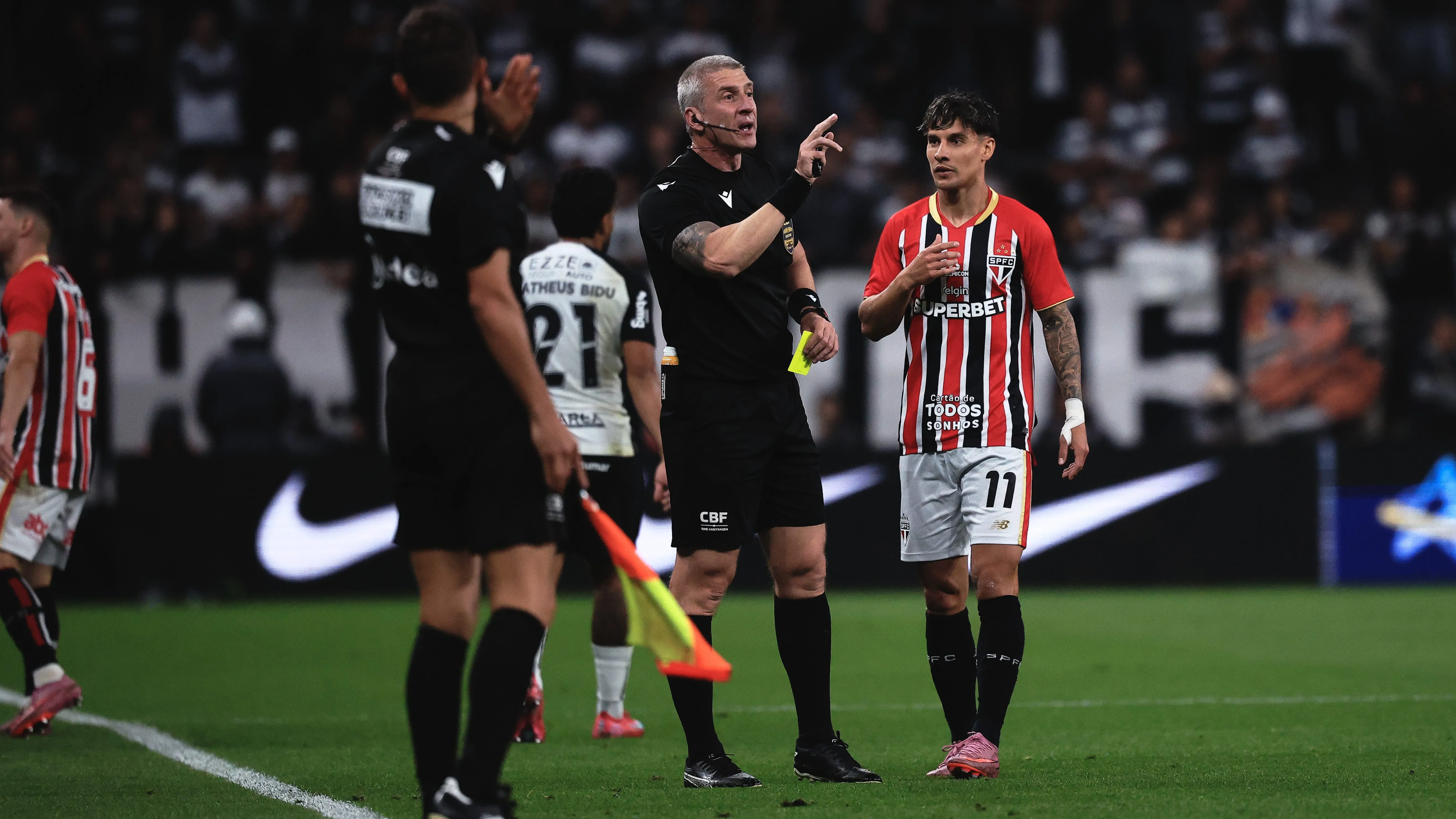 Anderson Daronco foi chamado pelo VAR - Foto: Ettore Chiereguini/AGIF.