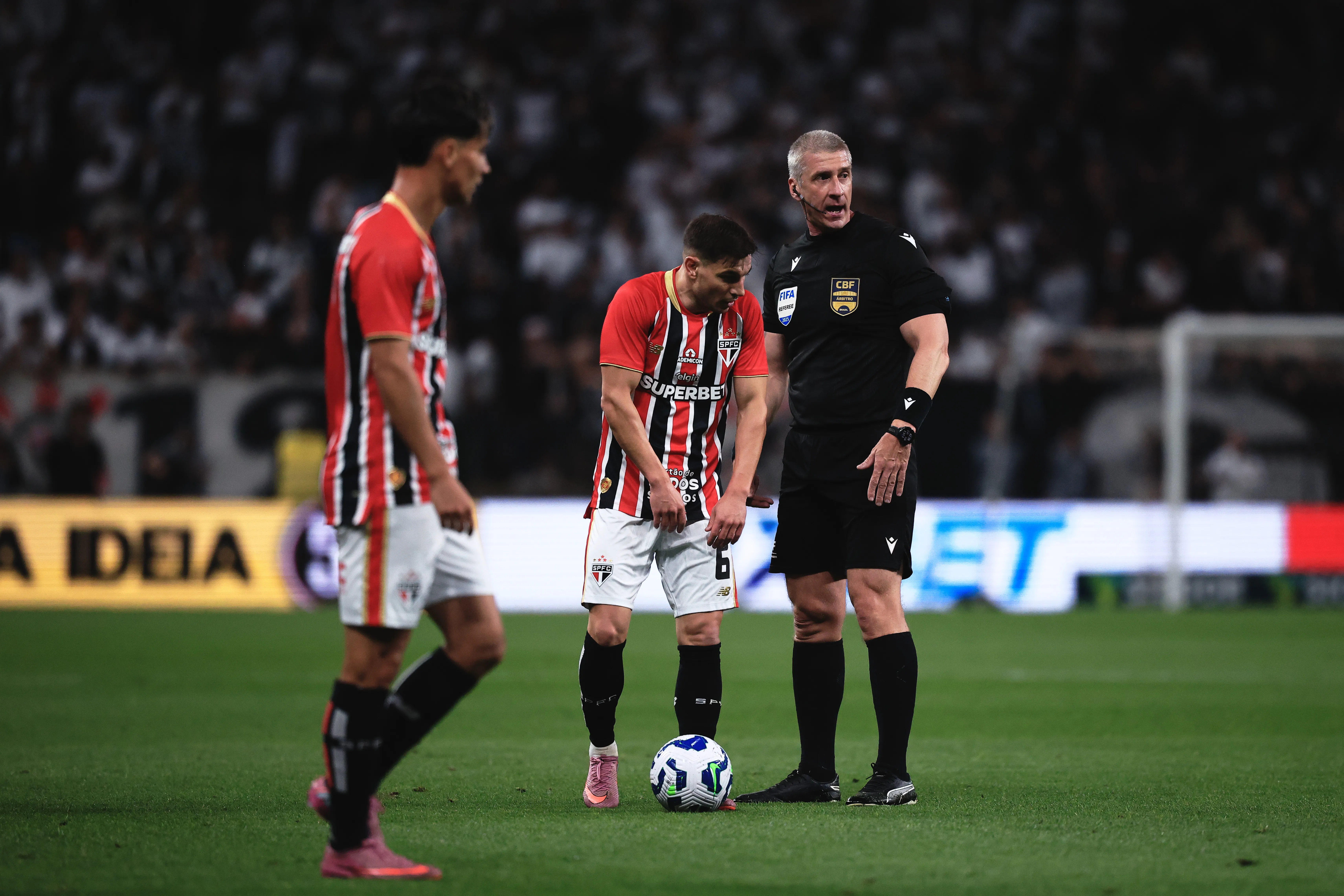 O arbitro Anderson Daronco durante partida entre Corinthians e Sao Paulo no estadio Arena Corinthians pelo campeonato Brasileiro A 2025. Foto: Ettore Chiereguini/AGIF