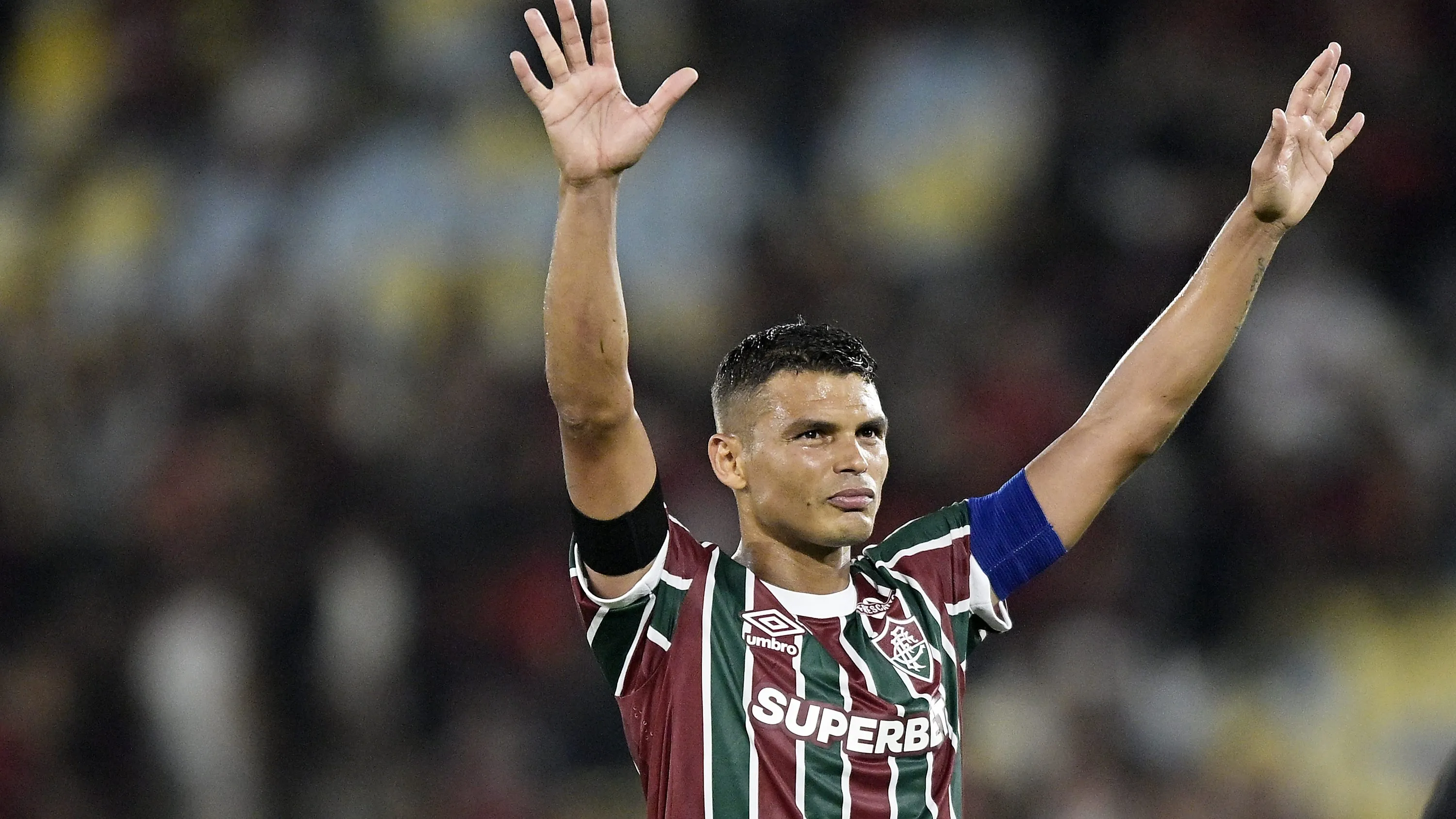 RJ – RIO DE JANEIRO – 19/11/2025 – BRASILEIRO A 2025, FLUMINENSE X FLAMENGO – Thiago Silva jogador do Fluminense comemora a vitoria apos a partida contra o Flamengo no estadio Maracana pelo campeonato Brasileiro A 2025. Foto: Alexandre Loureiro/AGIF