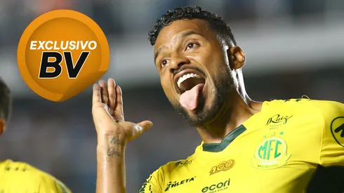 Reinaldo jogador do Mirassol comemora seu gol durante partida contra o Santos no estádio Vila Belmiro pelo campeonato Brasileiro A 2025. Foto: Mauricio De Souza/AGIF