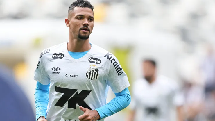 MG - BELO HORIZONTE - 14/09/2025 - BRASILEIRO A 2025, ATLETICO-MG X SANTOS - Ze Ivaldo jogador do Santos durante aquecimento antes da partida contra o Atletico-MG no estadio Arena MRV pelo campeonato Brasileiro A 2025. Foto: Gilson Lobo/AGIF