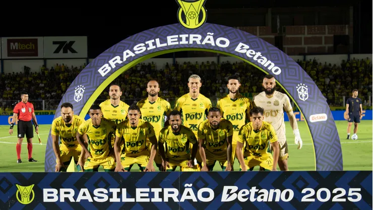 Jogadores do Mirassol posam para foto antes na partida contra Atletico-MG no estadio Jose Maria de Campos Maia pelo campeonato Brasileiro A 2025. Foto: Joisel Amaral/AGIF