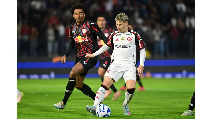 O jogador do Flamengo, Varela, em ação durante a partida contra o RB Bragantino, válida pelo Campeonato Brasileiro. O jogo foi realizado no Estádio Cícero de Souza Marques, em Bragança Paulista | Crédito: Alamy Live News