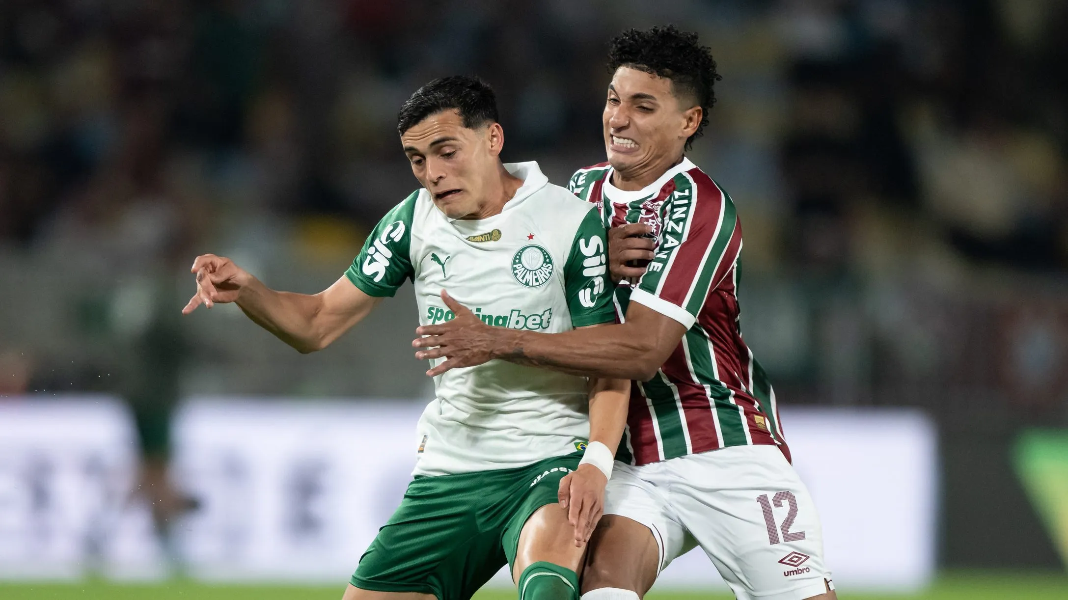 Fuentes jogador do Fluminense disputa lance com Sosa jogador do Palmeiras durante partida no estadio Maracana pelo campeonato Brasileiro A 2025. Foto: Jorge Rodrigues/AGIF