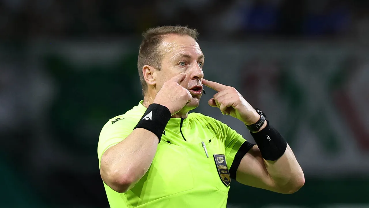 Árbitro paranaense Lucas Torezin expulsou Andreas Pereira contra o Vitória e gerou reclamação da torcida do SEP – Foto: César Greco/Ag. Palmeiras