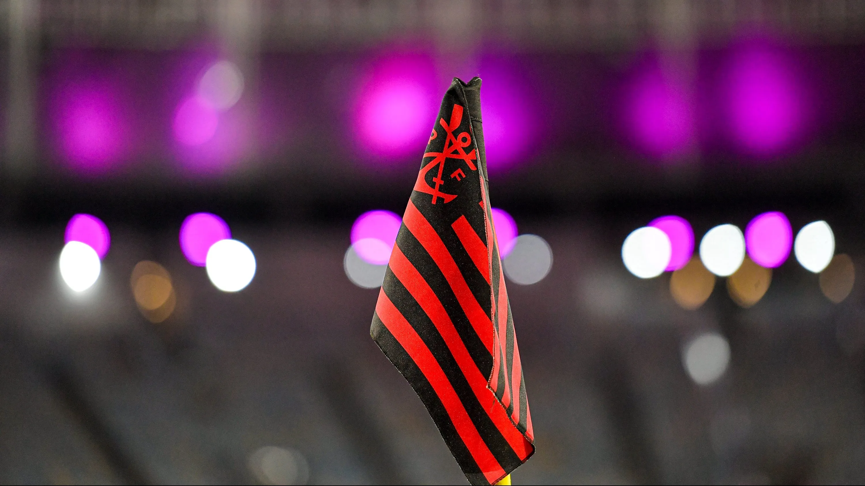RJ – RIO DE JANEIRO – 02/10/2025 – BRASILEIRO A 2025, FLAMENGO X CRUZEIRO – A Bandeira de escanteio vista antes da partida entre Flamengo e Cruzeiro no estadio Maracana pelo campeonato Brasileiro A 2025. Foto: Thiago Ribeiro/AGIF