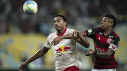 Bruno Henrique, jogador do Flamengo, disputa lance com Eduardo Santos jogador do Bragantino durante partida no estadio Maracana pelo campeonato Brasileiro A 2024. Foto: Jorge Rodrigues/AGIF