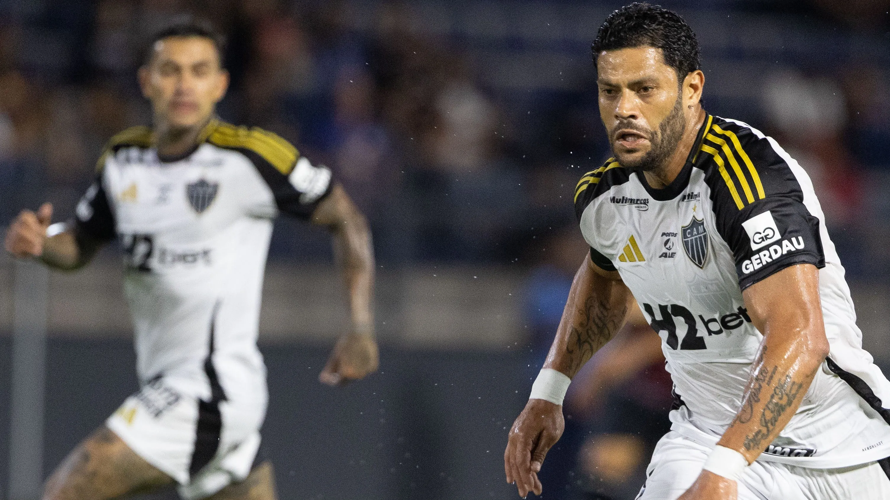 SP – BRAGANCA PAULISTA – 16/11/2025 – BRASILEIRO A 2025, BRAGANTINO X ATLETICO-MG – Hulk E Dudu  jogador do Atletico-MG durante partida contra o Bragantino no estadio Cicero De Souza Marques pelo campeonato Brasileiro A 2025. Foto: Joisel Amaral/AGIF