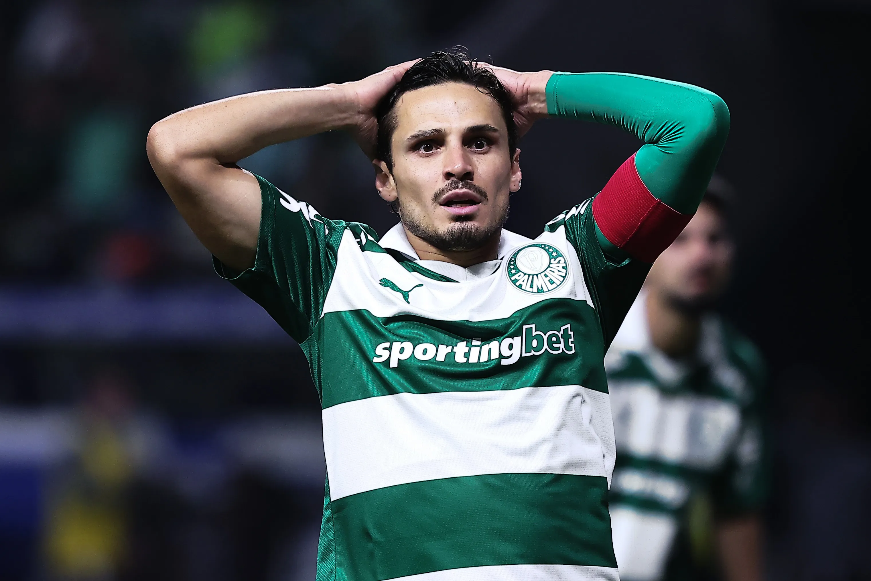 Raphael Veiga jogador do Palmeiras lamenta durante partida contra o Vitoria no estadio Arena Allianz Parque pelo campeonato Brasileiro A 2025. Foto: Ettore Chiereguini/AGIF