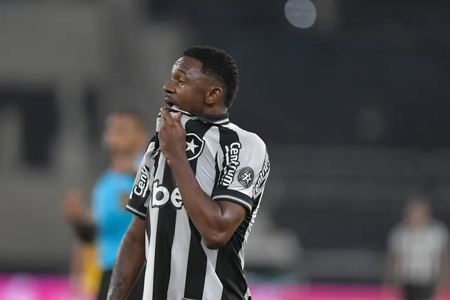 Jeffinho jogador do Botafogo durante partida contra o Sport no estadio Engenhao pelo campeonato Brasileiro A 2025. Foto: Thiago Ribeiro/AGIF