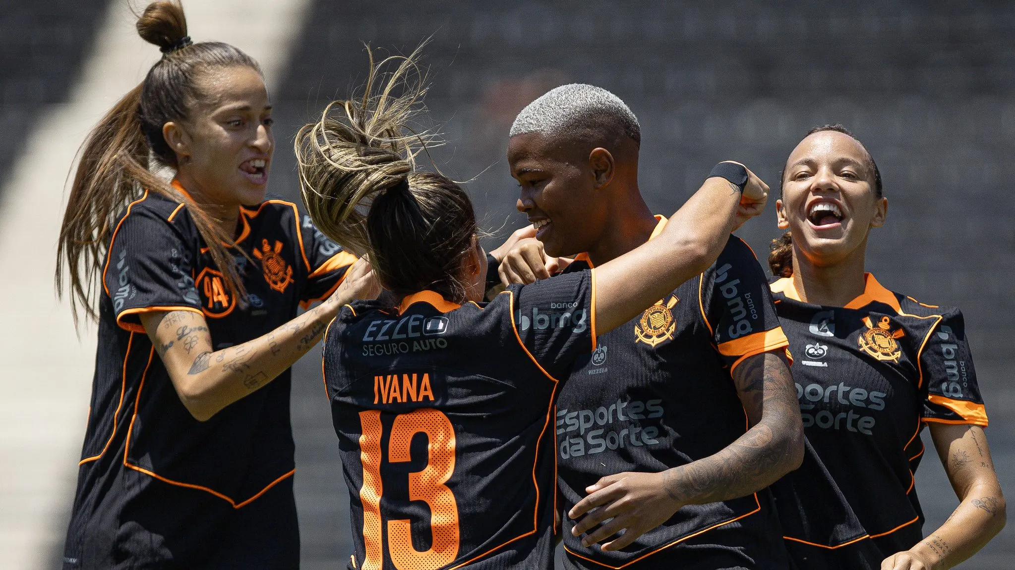 Jogadoras do Corinthians celebram gol contra São Paulo