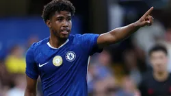 Andrey Santos defendendo o Chelsea - Foto: Eddie Keogh/Getty Images