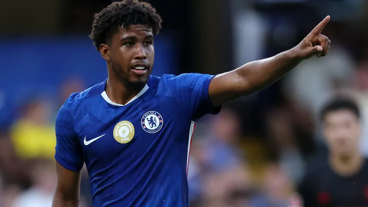 Andrey Santos defendendo o Chelsea - Foto: Eddie Keogh/Getty Images