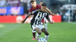 ASUNCION, PARAGUAY - NOVEMBER 22: Dudu of Atletico Mineiro controls the ball during the 2025 Copa CONMEBOL Sudamericana final between Lanus and Atletico Mineiro at Estadio Defensores del Chaco on November 22, 2025 in Asuncion, Paraguay. (Photo by Christian Alvarenga/Getty Images)
