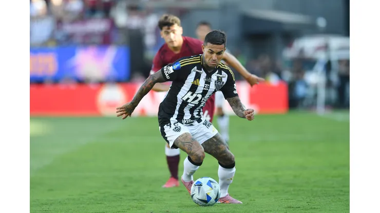 ASUNCION, PARAGUAY - NOVEMBER 22: Dudu of Atletico Mineiro controls the ball during the 2025 Copa CONMEBOL Sudamericana final between Lanus and Atletico Mineiro at Estadio Defensores del Chaco on November 22, 2025 in Asuncion, Paraguay. (Photo by Christian Alvarenga/Getty Images)