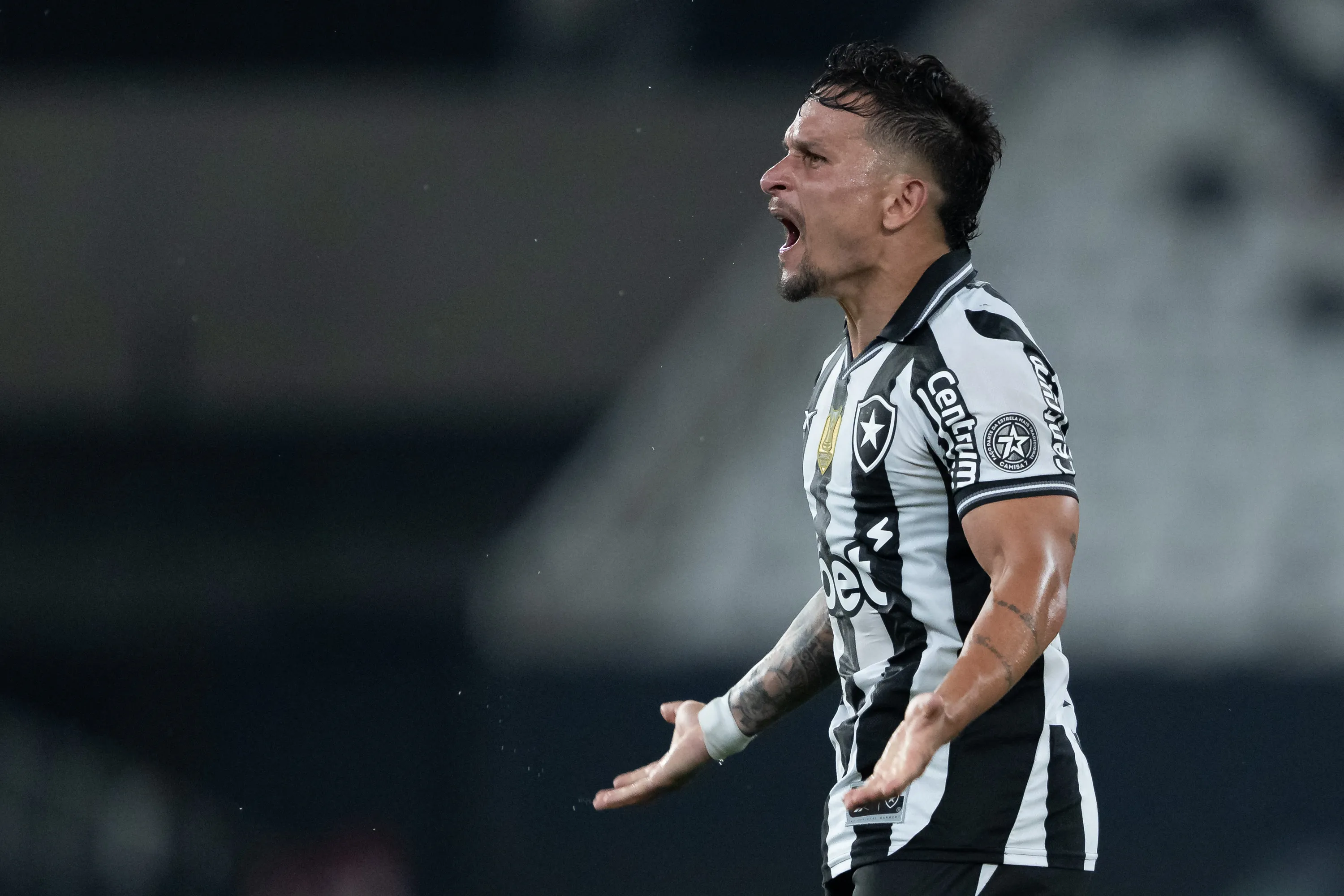 Artur comemora seu gol pelo Botafogo diante do Sport. Foto: Jorge Rodrigues/AGIF