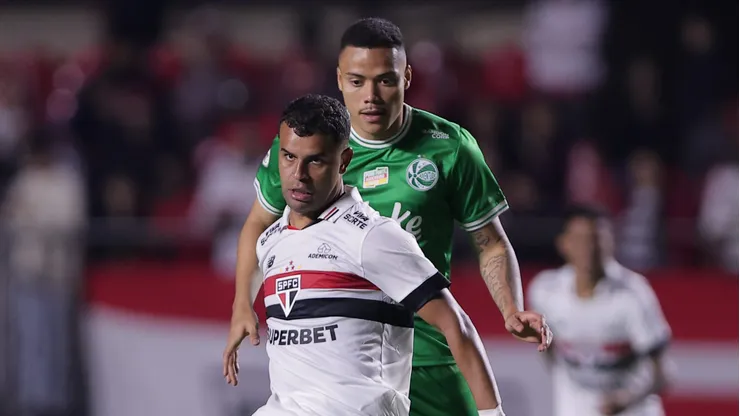 Alisson jogador do Sao Paulo disputa lance com jogador do Juventude durante partida no estadio Morumbi pelo campeonato Brasileiro A 2024. Foto: Ettore Chiereguini/AGIF
