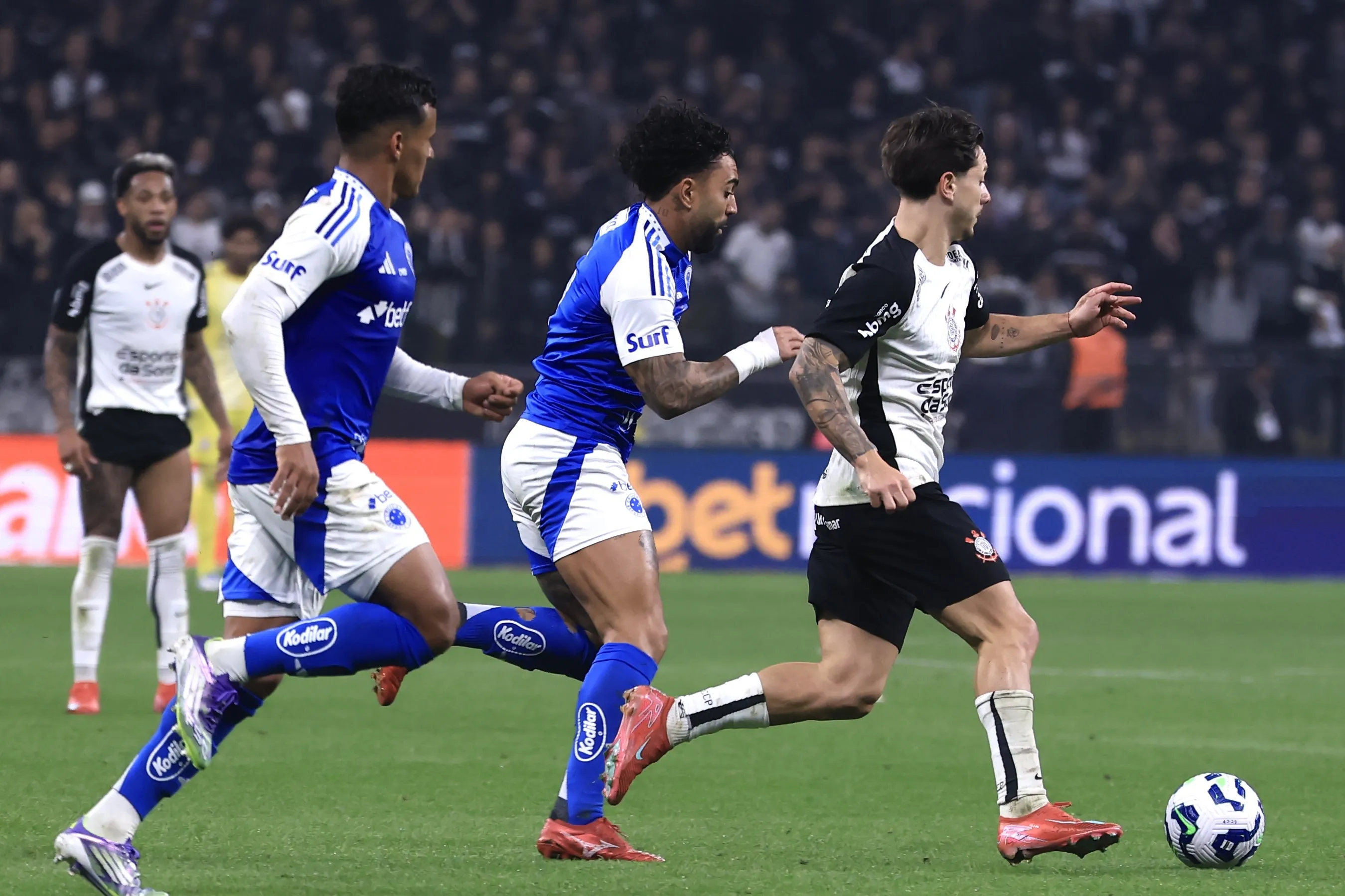 Rodrigo Garro jogador do Corinthians disputa lance com Gabi jogador do Cruzeiro durante partida no estadio Arena Corinthians pelo campeonato Brasileiro A 2025. Foto: Marcello Zambrana/AGIF